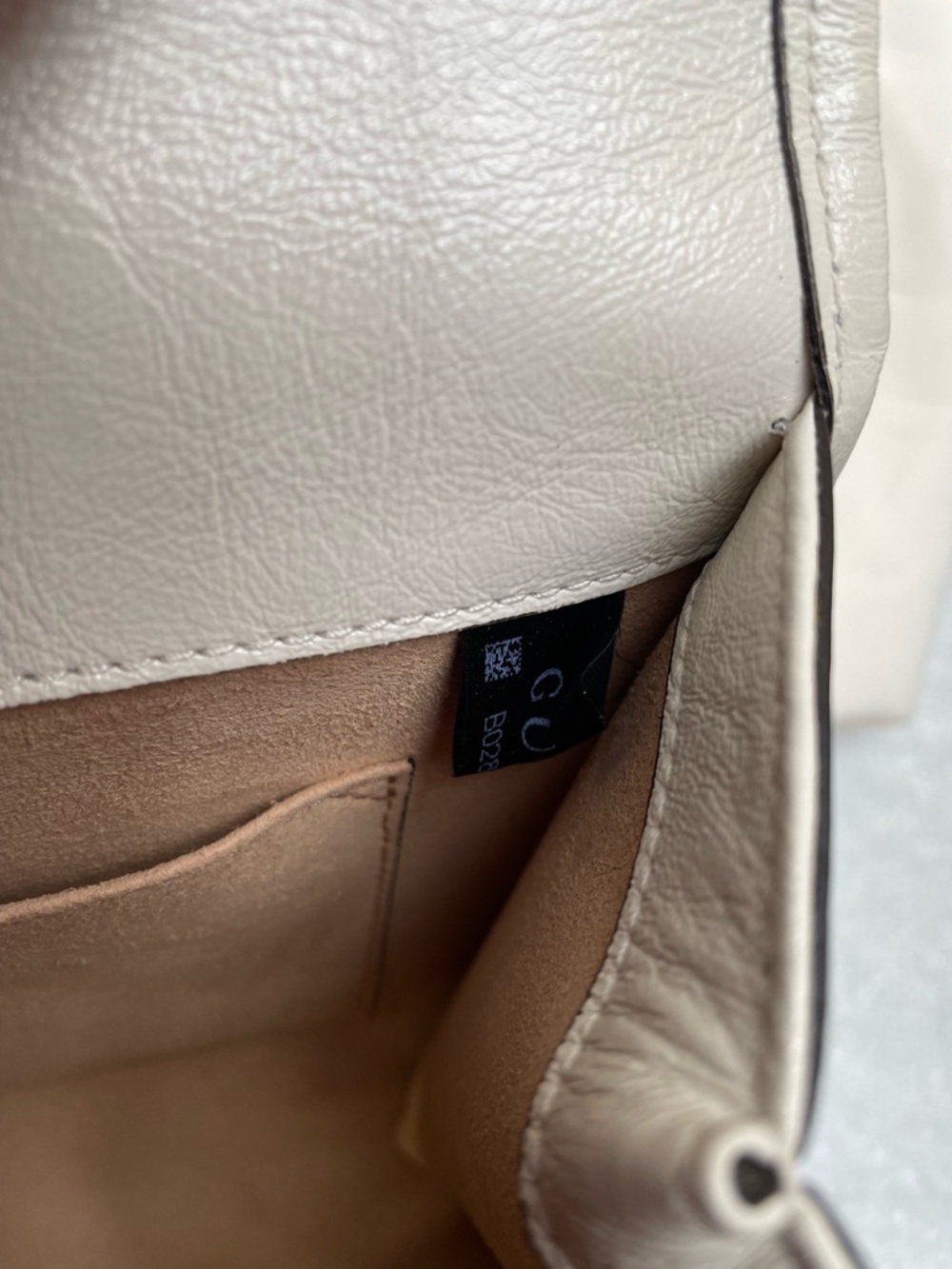 Gucci White Leather Shoulder Bag with Tiger Detail - Picture 5 of 11